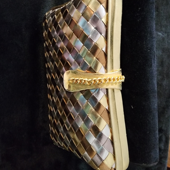 Luxurious Vintage Metallic Woven Clutch - Picture 2 of 4
